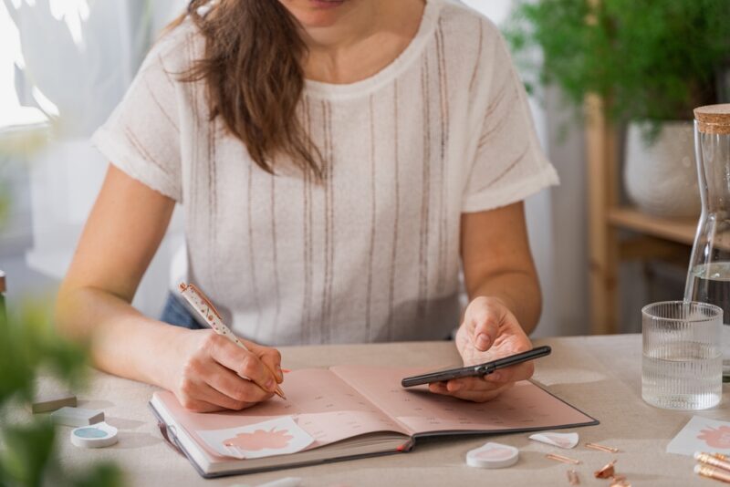 woman cycle syncing her calendar